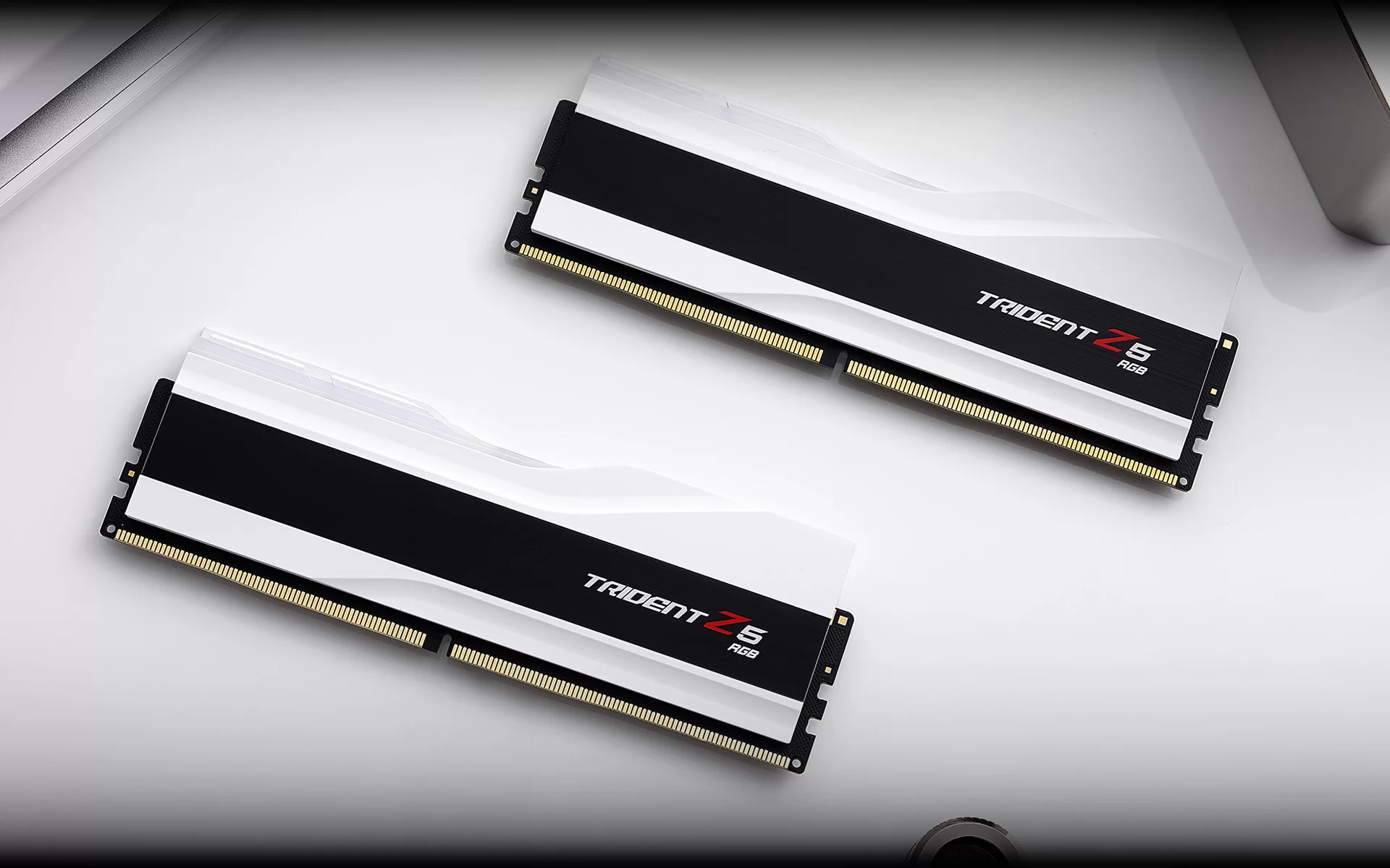 G.Skill Trident Z5 RGB White 16GB (1x16GB) DDR5 Memory Kit - Intel XMP 3.0 & AMD EXPO, 6000MHz CL36 (F5-6000J3636F16GX1-TZ5RW) 12 G.Skill Trident Z5 RGB White 16GB heatspreader nhôm màu trắng